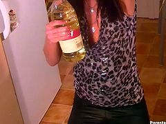 One wicked brunette housewife has gone crazy. Bitch pours the whole bottle of olive oil on her head and plays with egg yolks. Her ass in those messy leather pants looks nice though.