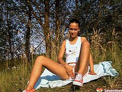 Seventeen Video porn clip will surely make you jizz. Ardent booty brunette teen is fed up with jogging. So spoiled sporty girlie gets rid of sweaty shorts and top. Owner of sweet tits has a dildo for a proper polishing of her wet pussy right on the grass in the park.