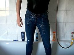 duschen in stretchjeans und Lycrabody