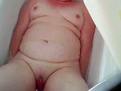 Granny in bathtub shaves her pussy