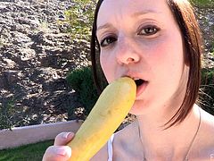Amateur babe with a food fetish goes on her lunch break and instead of eating her banana she ended up slamming it into her pussy.