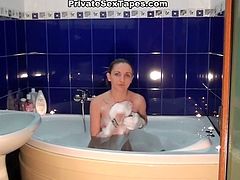 Amateur girl nailed in the tub