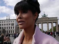Micaela Schaefer nackt am Brandenburger Tor