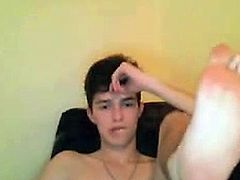 Cute young twink jerks and show his ass on cam!