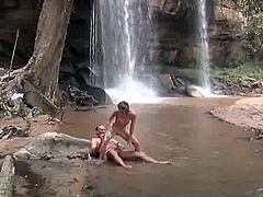 Sex am Wasserfall