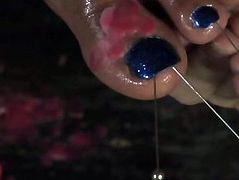 Nosehooked ebony sub has toes punished