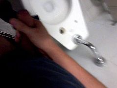 Fucking at the subway bathroom - En el sanitario del metro