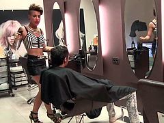 Baby Reed is a hairdresser in her spare time, but she has a way to please her customers. Always fail to beat them all a good blowjob and a good fuck for them to stay well relajaditos when cutting hair, she also shaves cock with a happy ending.