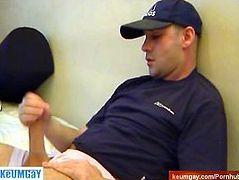 Delivery guy (str8) gets wanked his huge cock by a client for a good tip !
