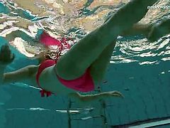 Underwater with a redhead in a hot pink bikini