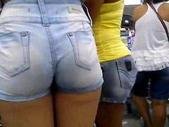 Novinha na fila do supermercado com shortinho socado