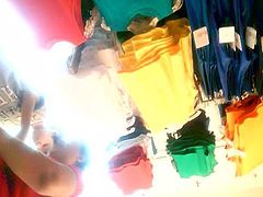 bajo falda negra en tienda de ropa parte 2