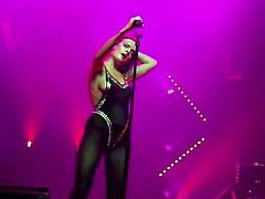 Tove Lo en topless cantando Talking Body - Oakland