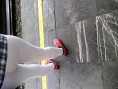 Deliciosas nalgas en leggins blancos en el metro