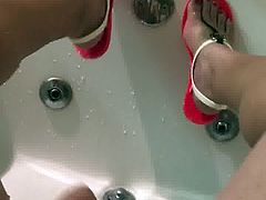 Cumshot in the tub