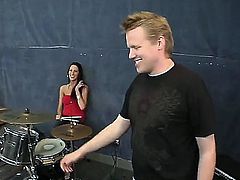 Kortney Kane is an 19 year old babe with large tits. She is having a very sexy guy with a band member. She is making some wonderful music with a guy.