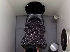 http://img1.xxxcdn.net/0n/vs/5t_toilet_voyeur.jpg