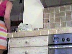 Upskirt en la cocina (002)