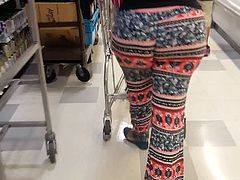 Booty clapping shopper at Publix 3