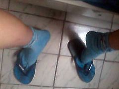 Gozando de chinelo com meia