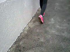 Mexicana de leggins caminando por la calle