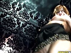 Blonde Danni Davis cant stop dildoing her muff pie