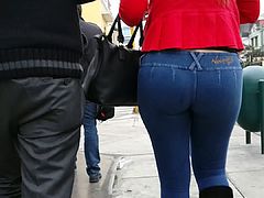 ASS JIGGLE...WALKING