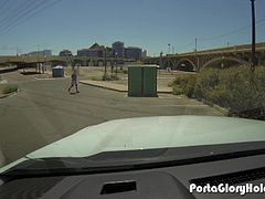 Porta Gloryhole Black girl swallows cum from white guys under a bridge for money