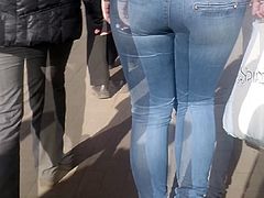 Big ass milf in blue jeans