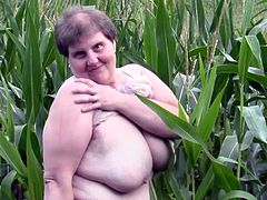 Chubby amateur chick visits her field of corn and goes wild there