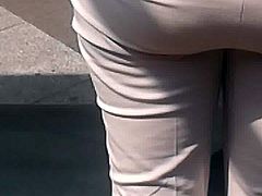 Libanaise en pantalon moulant avec classe