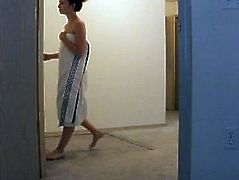 Amateur drops her towel for a delivery guy