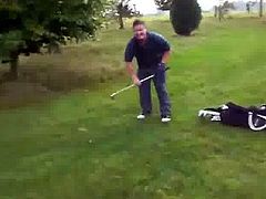 Jogando golf com o taco de carne dura