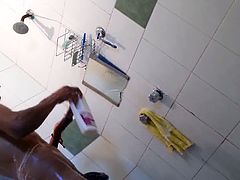 Filmando o amigo no chuveiro
