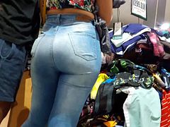 RUBIA NALGONA GRAN CULO EN JEANS