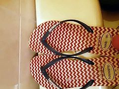Gozando nas havaianas da putinha