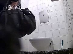http://img4.xxxcdn.net/0v/dd/1b_bathroom_spy.jpg