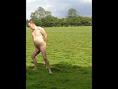 Toby anks in a field