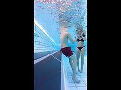 2 couples  sous l eau