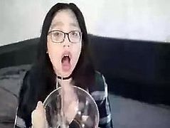 Asiatica comiendo semen (Asian eating cum)