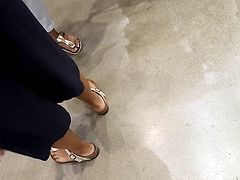 gf and fr's sexy feets toes at shopping