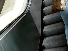 Nalgitas subiendo escaleras metro