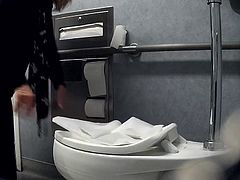 Hidden cam - MILF with a beautiful ass on the toilet