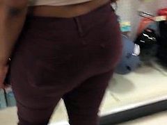 Big ebony ass in brown jeans