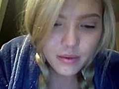 Blondine fingert sich vor ihrer Webcam - Teil 1