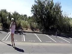 SONIA TOUTE NUE SUR LE PARKING