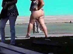 Abuela mostrando las nalgas