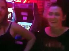 2 amiguitas jugando en el bar