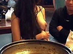 chica mostrando