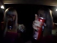 2 rubias se comen la boca en el coche delante de sus amigos
